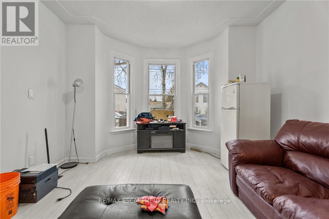 246 Mary Street, Hamilton, ON - Indoor Photo Showing Living Room