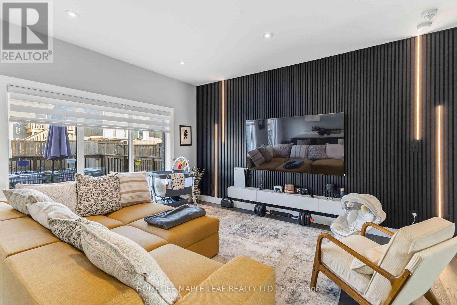 1576 Dylan Street, London East, ON - Indoor Photo Showing Living Room