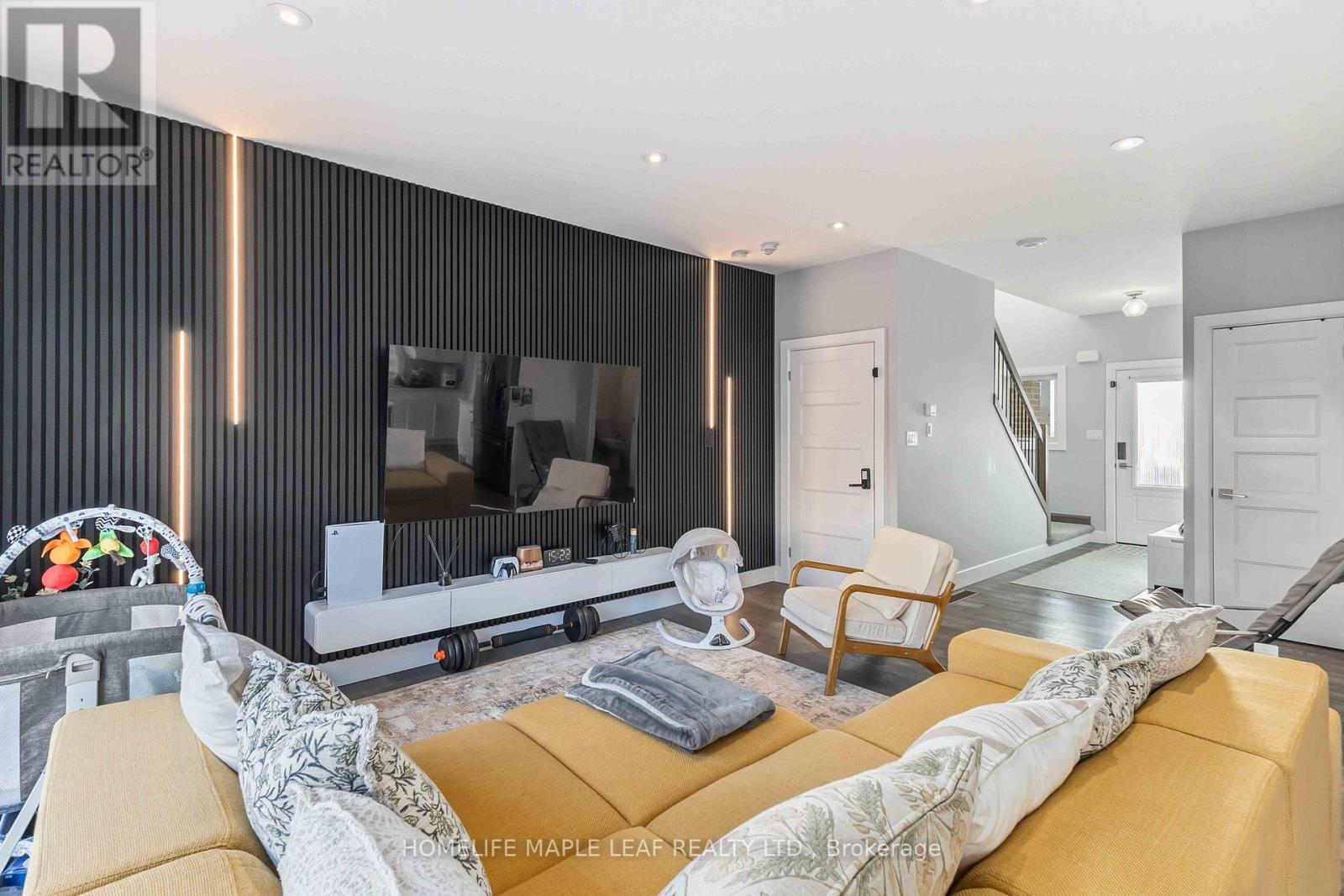 1576 Dylan Street, London East, ON - Indoor Photo Showing Living Room