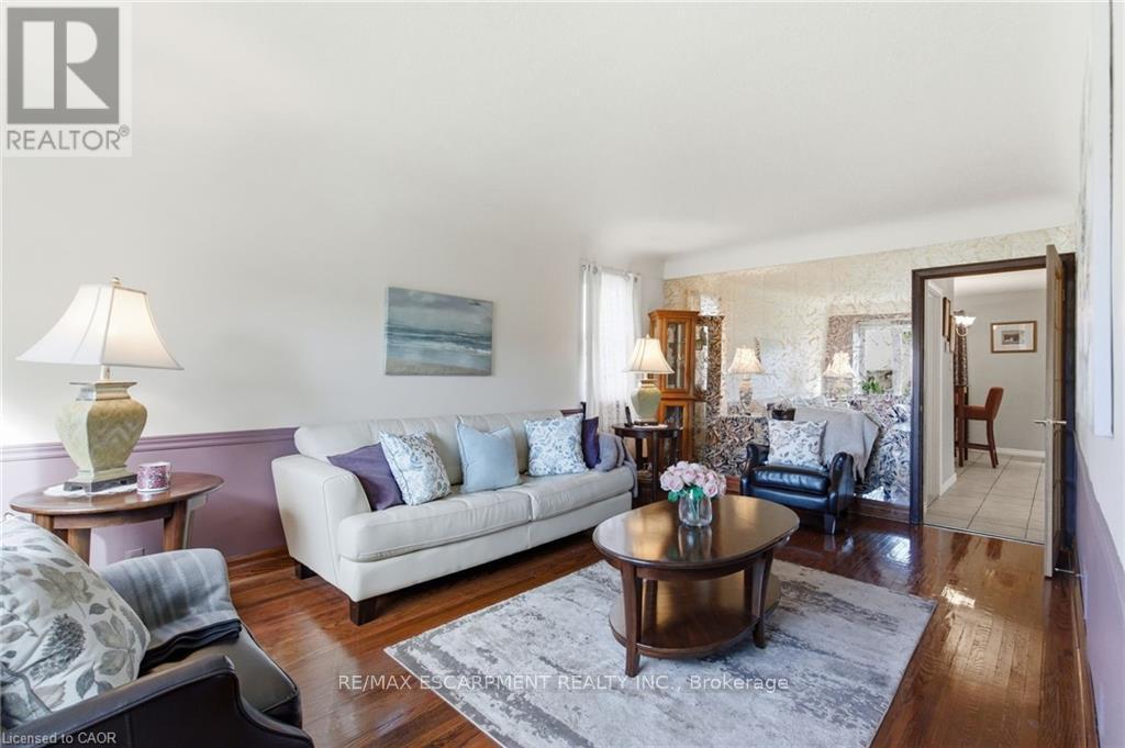 91 East 42Nd Street, Hamilton, ON - Indoor Photo Showing Living Room