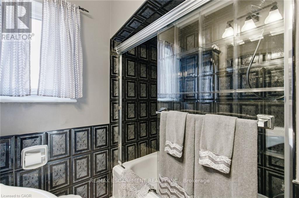 91 East 42Nd Street, Hamilton, ON - Indoor Photo Showing Bathroom