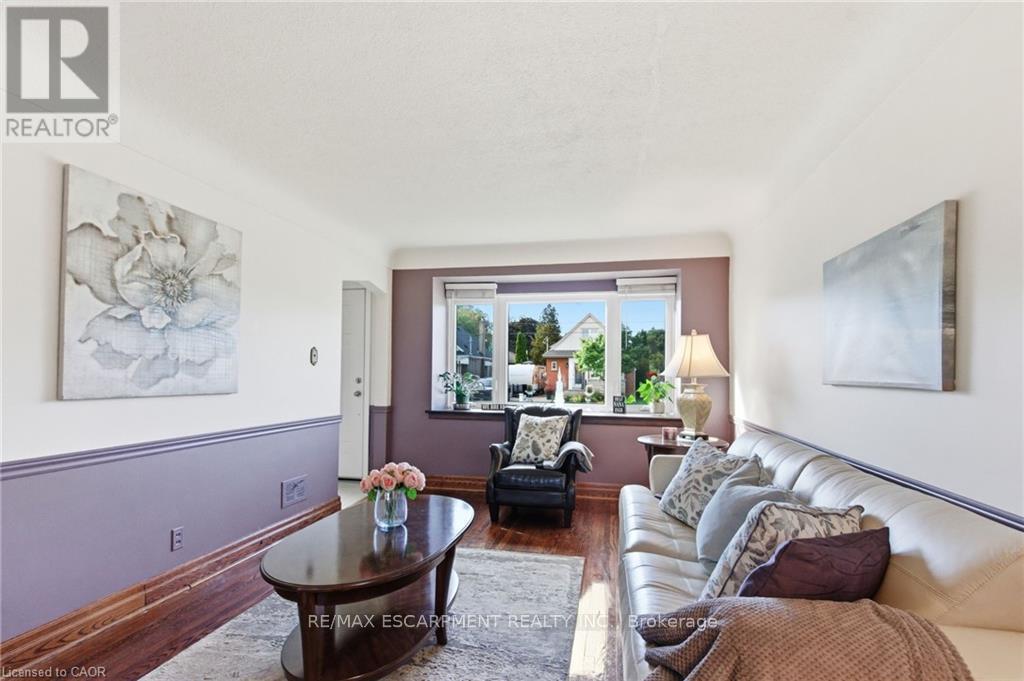 91 East 42Nd Street, Hamilton, ON - Indoor Photo Showing Living Room