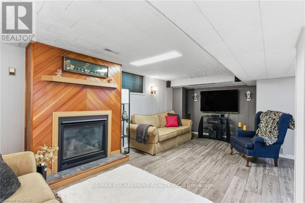91 East 42Nd Street, Hamilton, ON - Indoor Photo Showing Living Room With Fireplace
