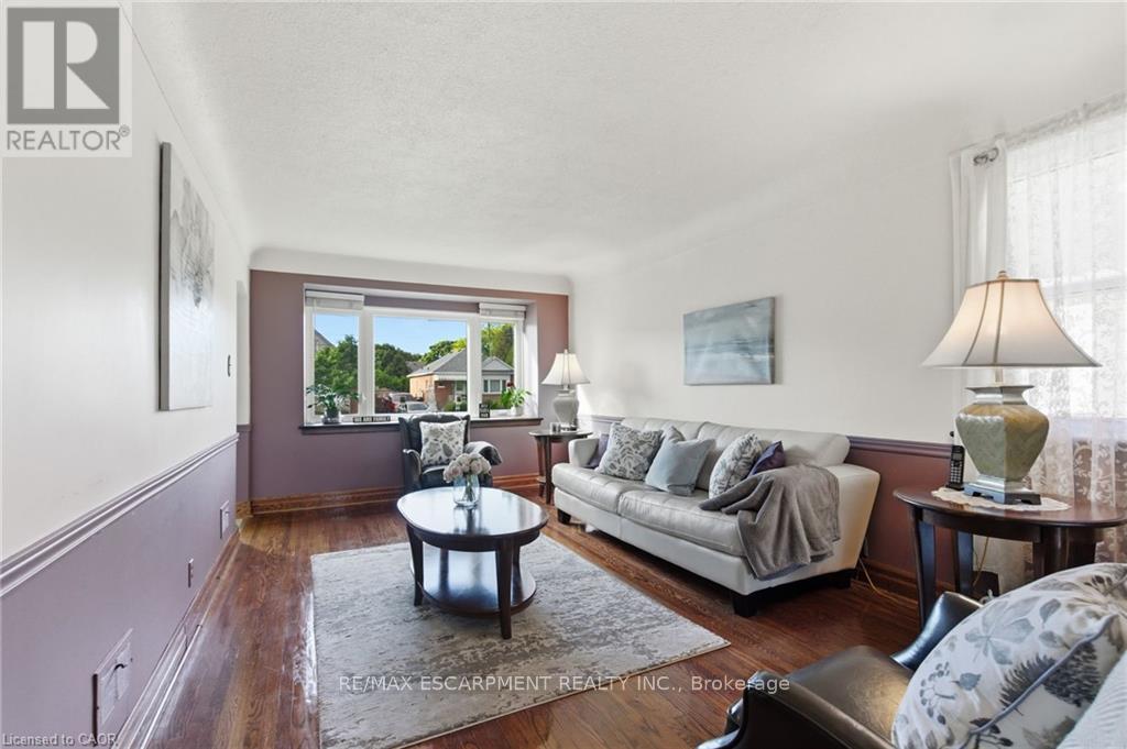 91 East 42Nd Street, Hamilton, ON - Indoor Photo Showing Living Room