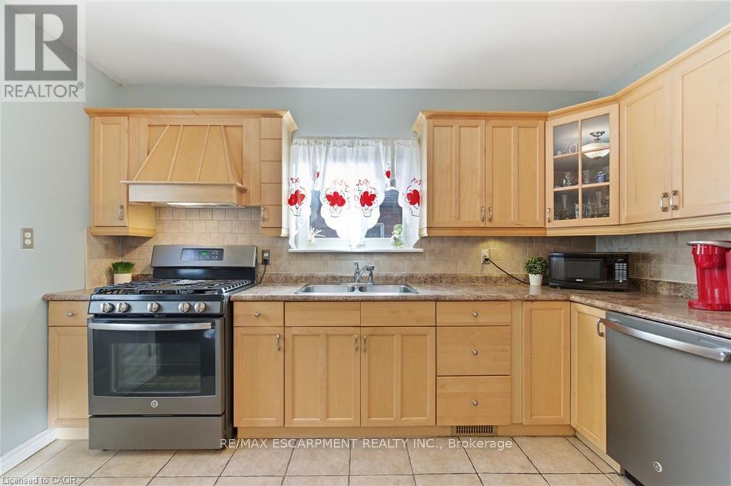 91 East 42Nd Street, Hamilton, ON - Indoor Photo Showing Kitchen With Double Sink