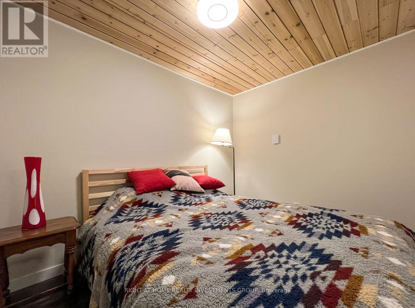 284 Kawartha Hideaway Road, Trent Lakes, ON - Indoor Photo Showing Bedroom