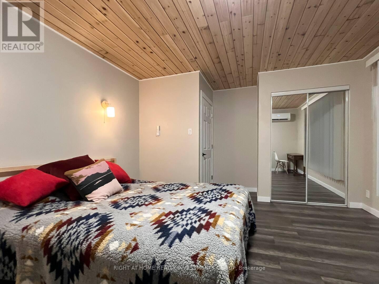 284 Kawartha Hideaway Road, Trent Lakes, ON - Indoor Photo Showing Bedroom