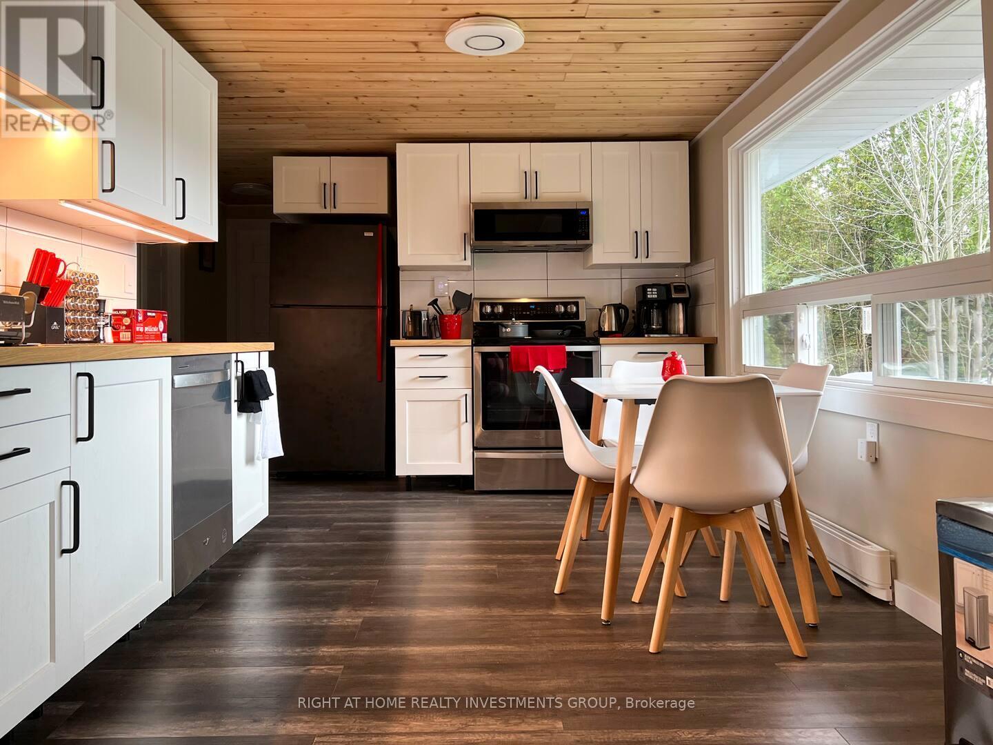 284 Kawartha Hideaway Road, Trent Lakes, ON - Indoor Photo Showing Kitchen