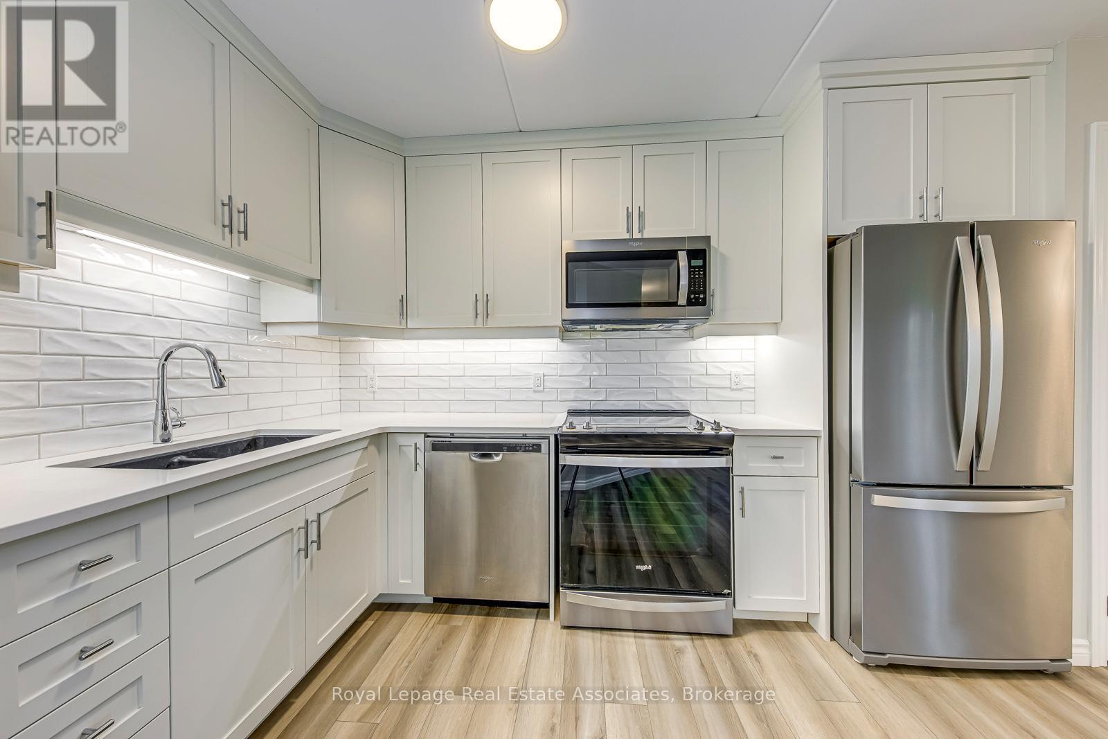 106 - 264 Alma Street E, Guelph/Eramosa, ON - Indoor Photo Showing Kitchen With Double Sink With Upgraded Kitchen