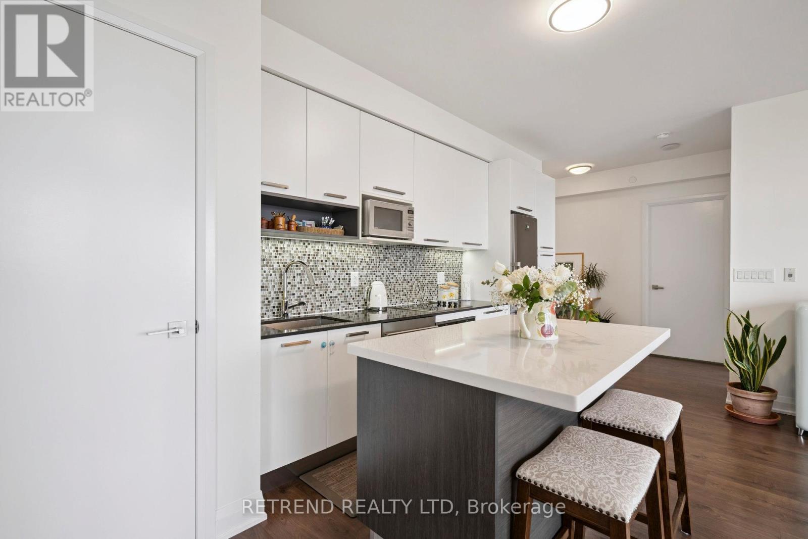 2403 - 36 Park Lawn Road, Toronto, ON - Indoor Photo Showing Kitchen With Upgraded Kitchen