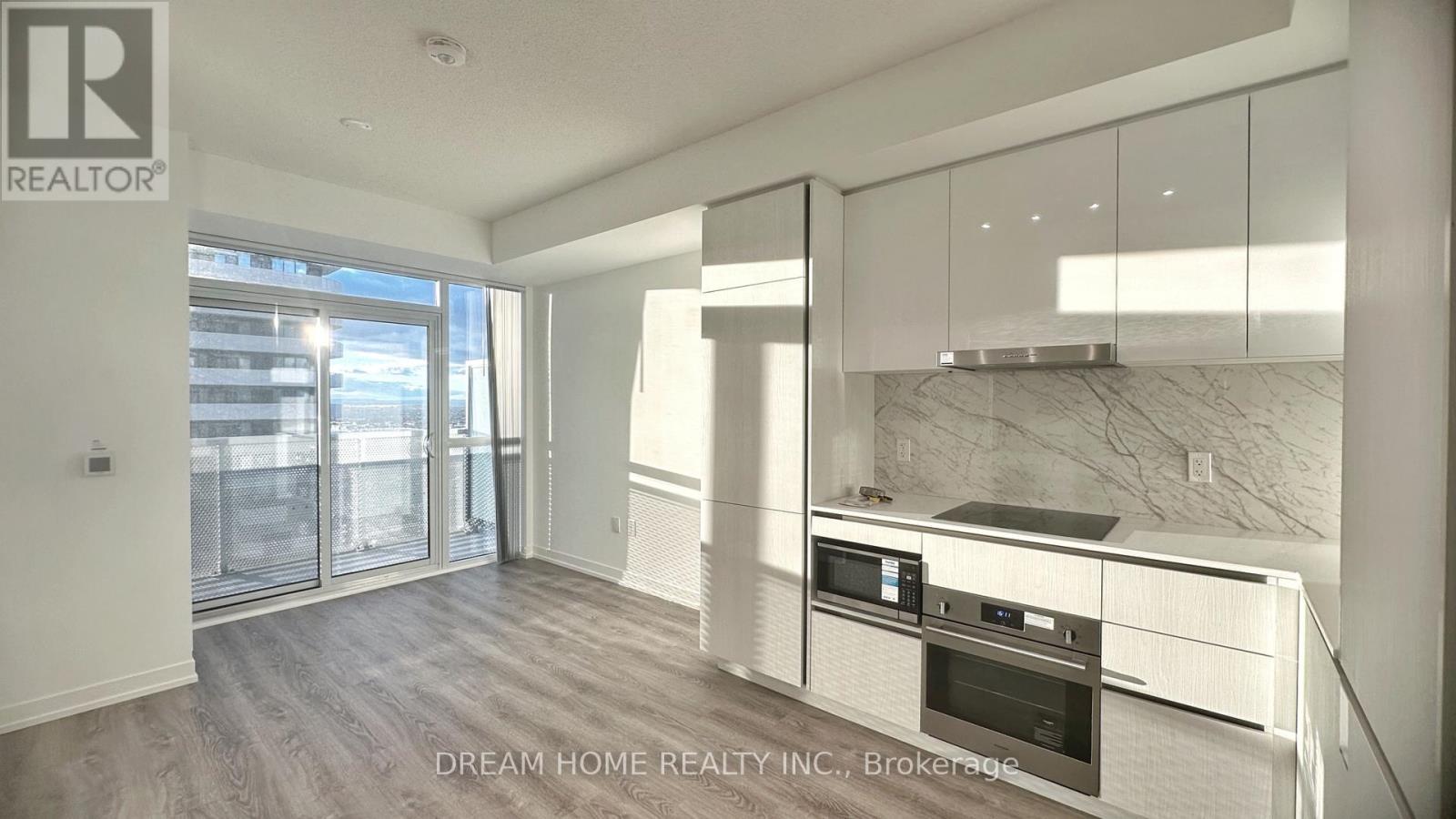1915 - 8 Interchange Way, Vaughan, ON - Indoor Photo Showing Kitchen With Upgraded Kitchen