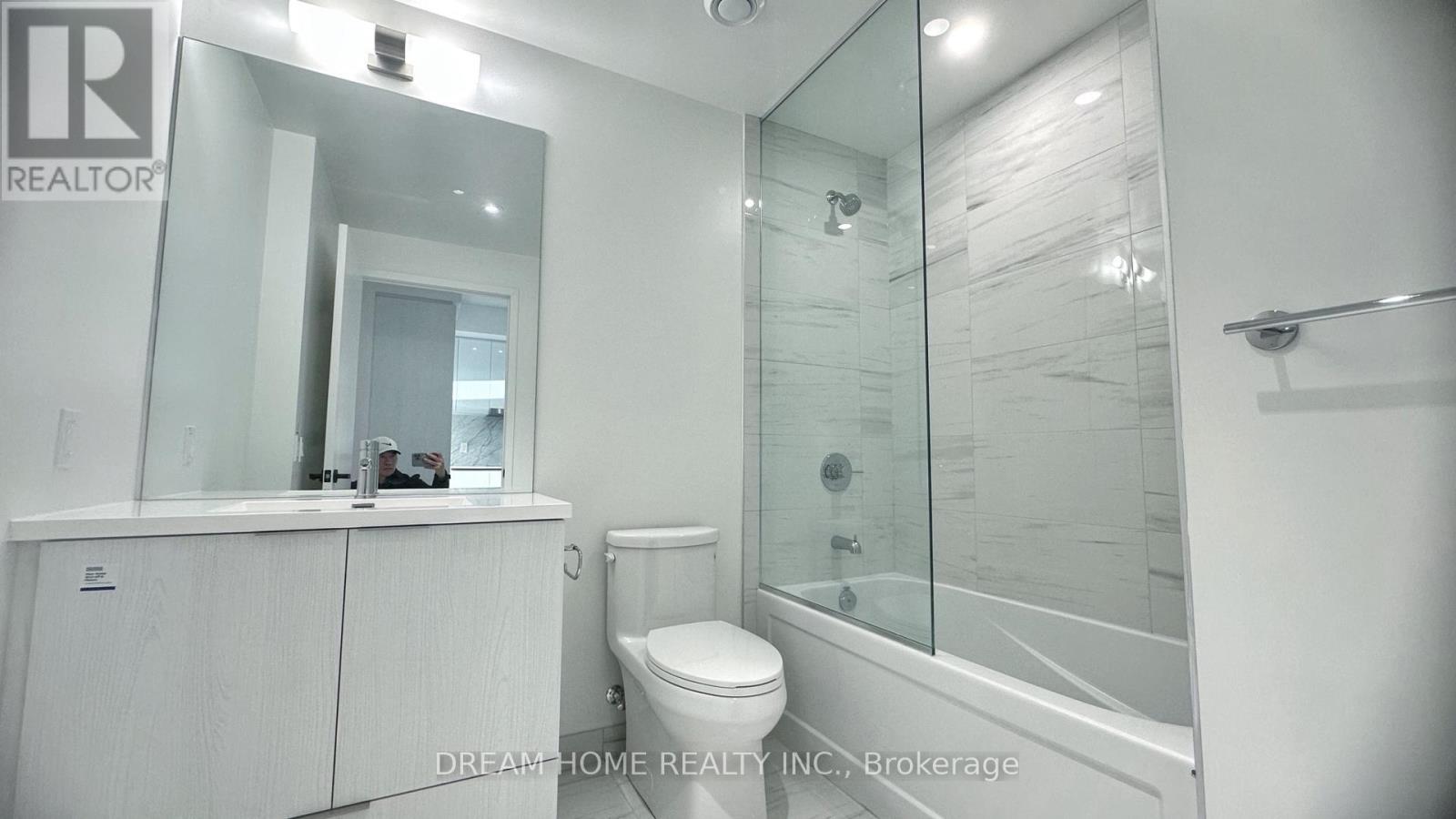 1915 - 8 Interchange Way, Vaughan, ON - Indoor Photo Showing Bathroom