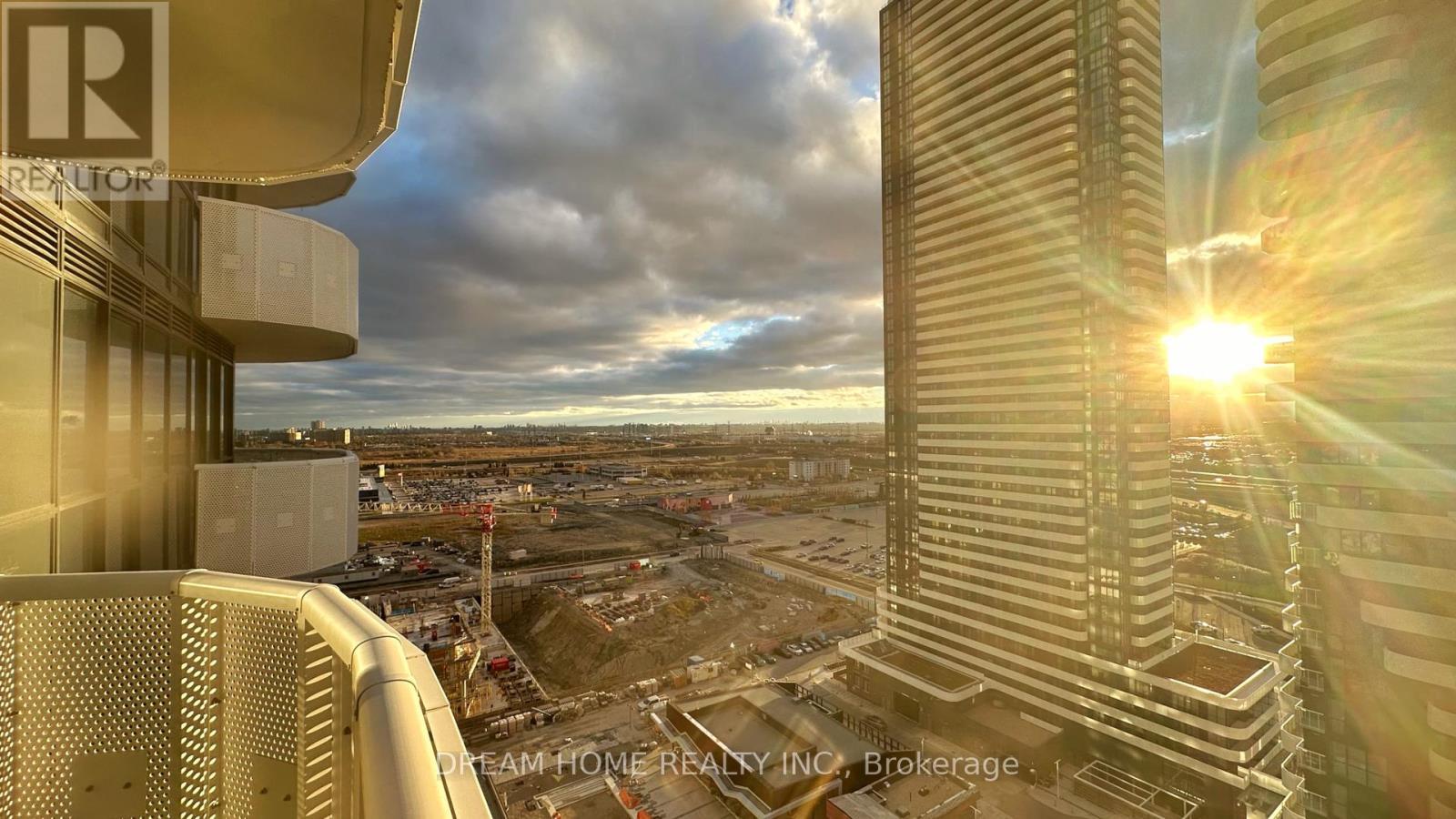 1915 - 8 Interchange Way, Vaughan, ON - Outdoor