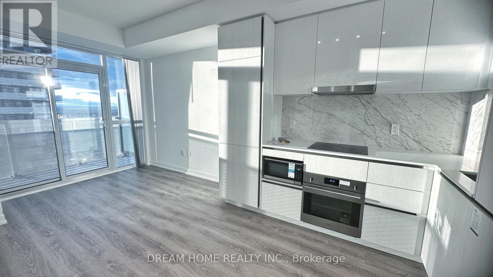 1915 - 8 Interchange Way, Vaughan, ON - Indoor Photo Showing Kitchen With Upgraded Kitchen