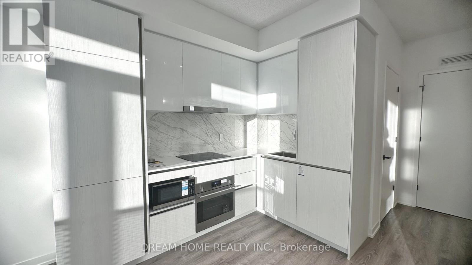 1915 - 8 Interchange Way, Vaughan, ON - Indoor Photo Showing Kitchen