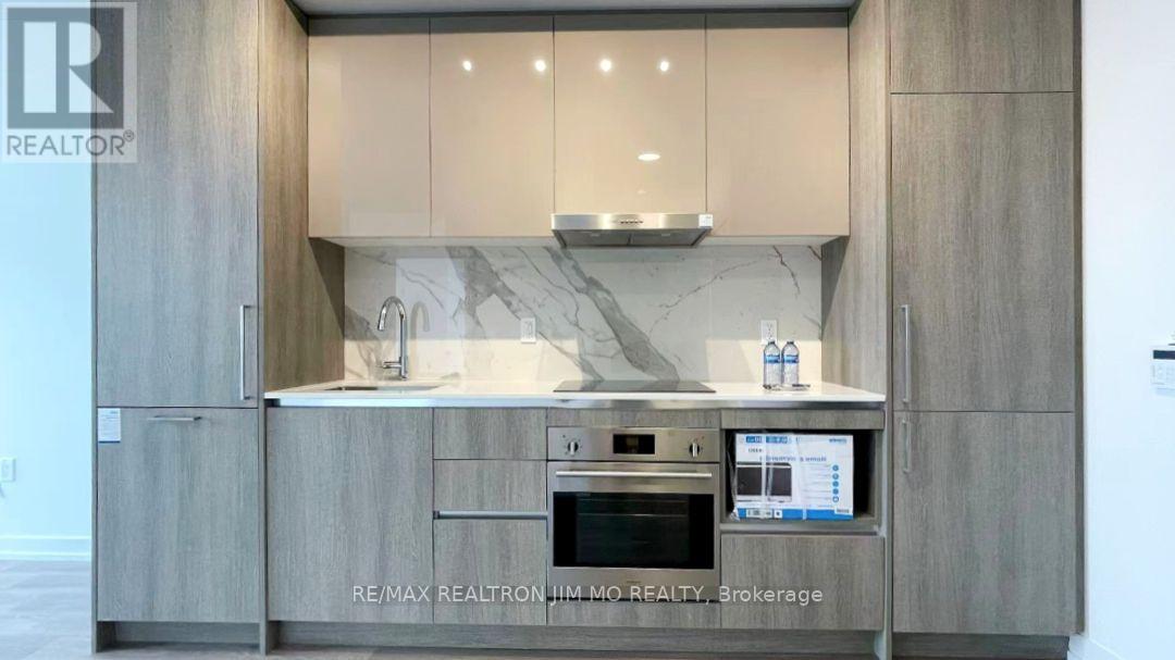 2903 - 8 Interchange Way, Vaughan, ON - Indoor Photo Showing Kitchen