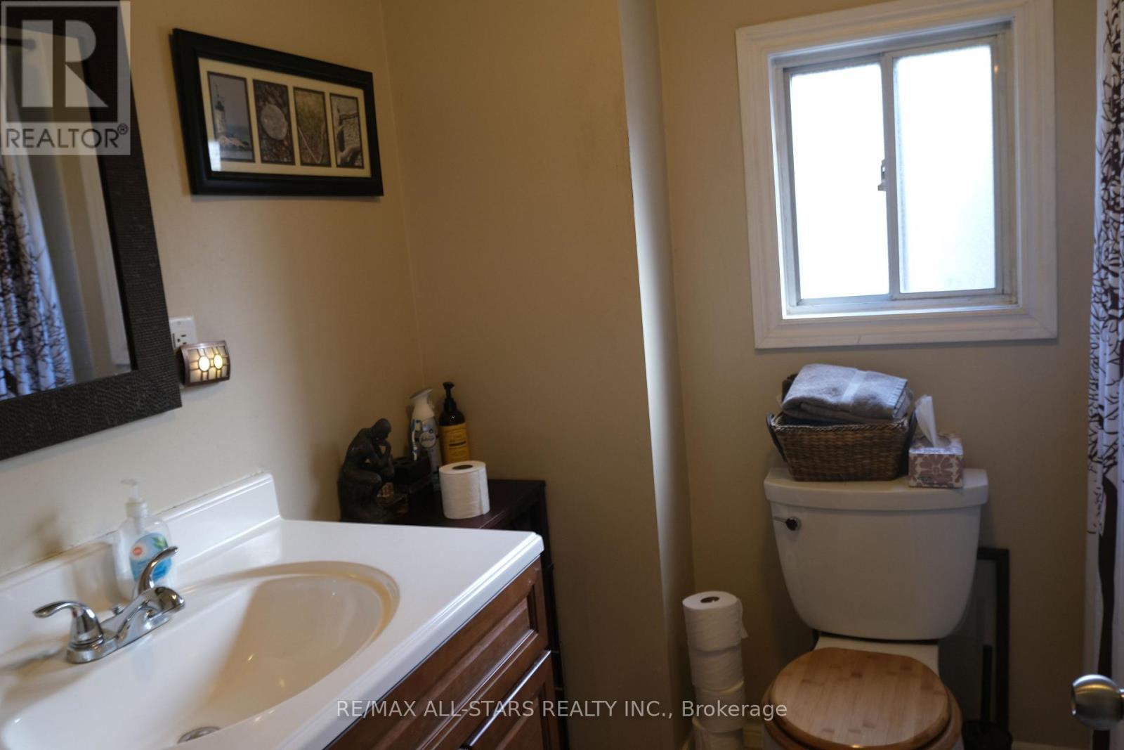 26 Niagara Street, Hamilton, ON - Indoor Photo Showing Bathroom