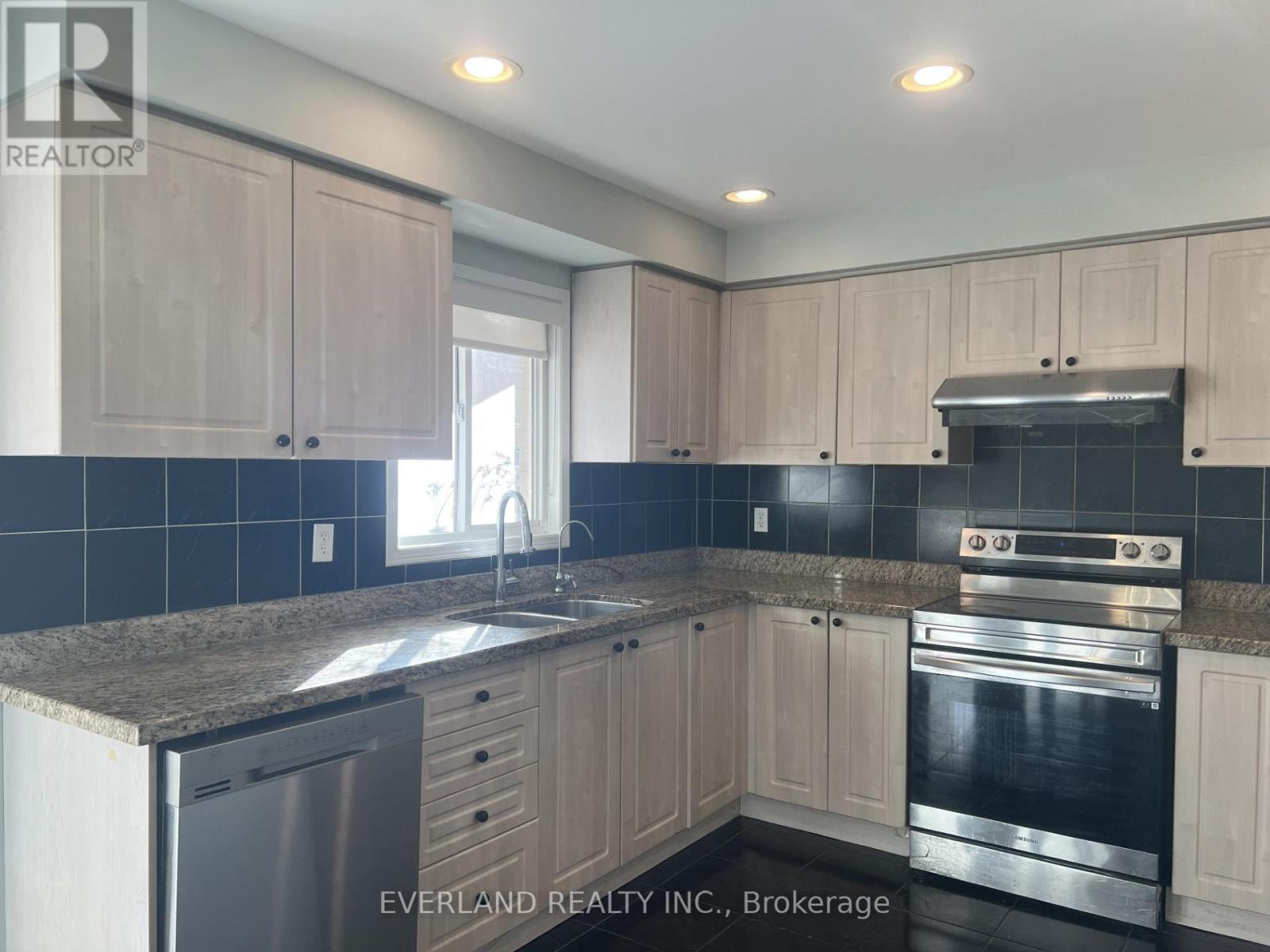 15 Orchid Road, Markham, ON - Indoor Photo Showing Kitchen With Upgraded Kitchen