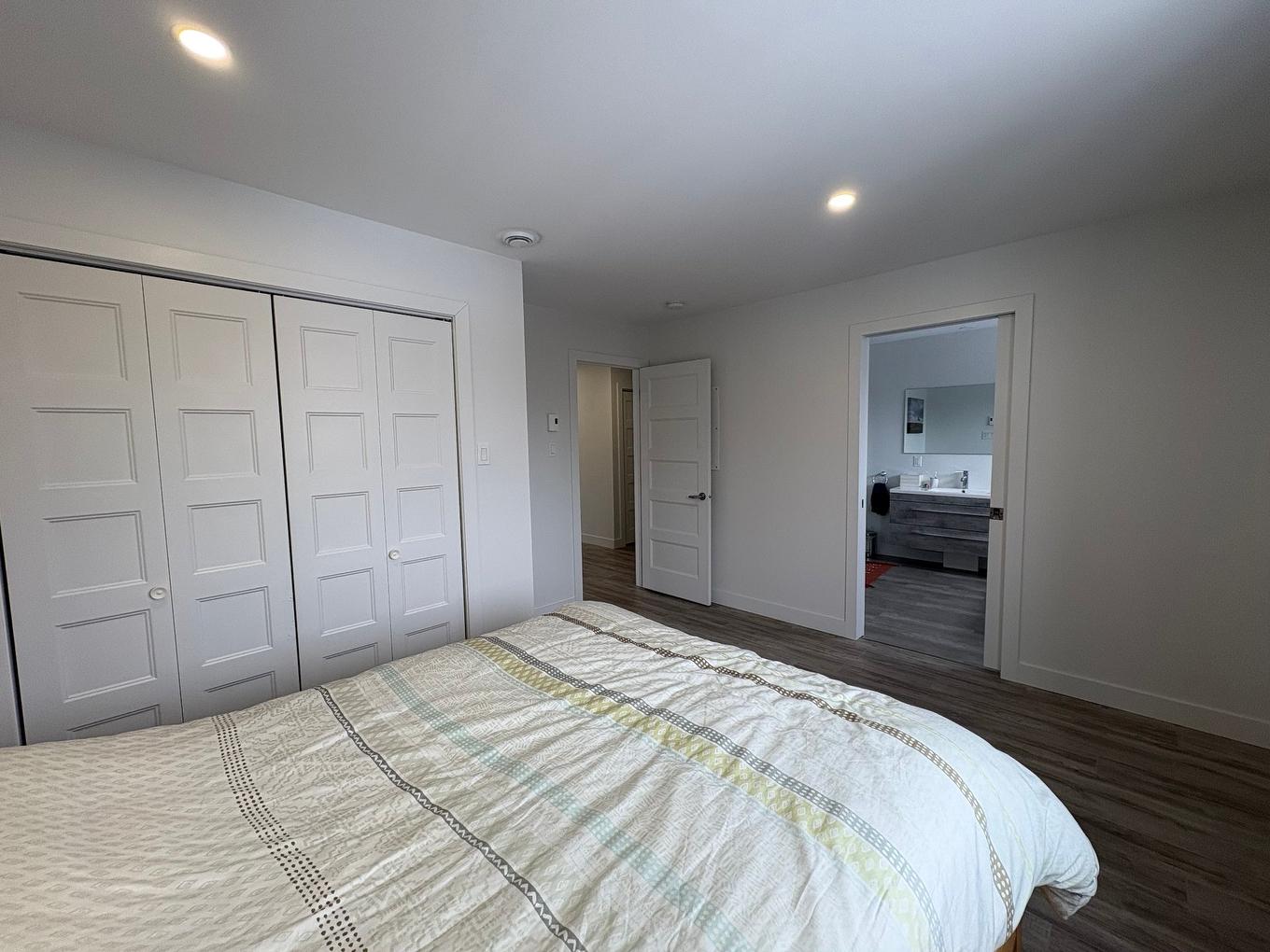 Primary bedroom - 6-664 Av. Ste-Bernadette, Rouyn-Noranda, QC - Indoor Photo Showing Bedroom