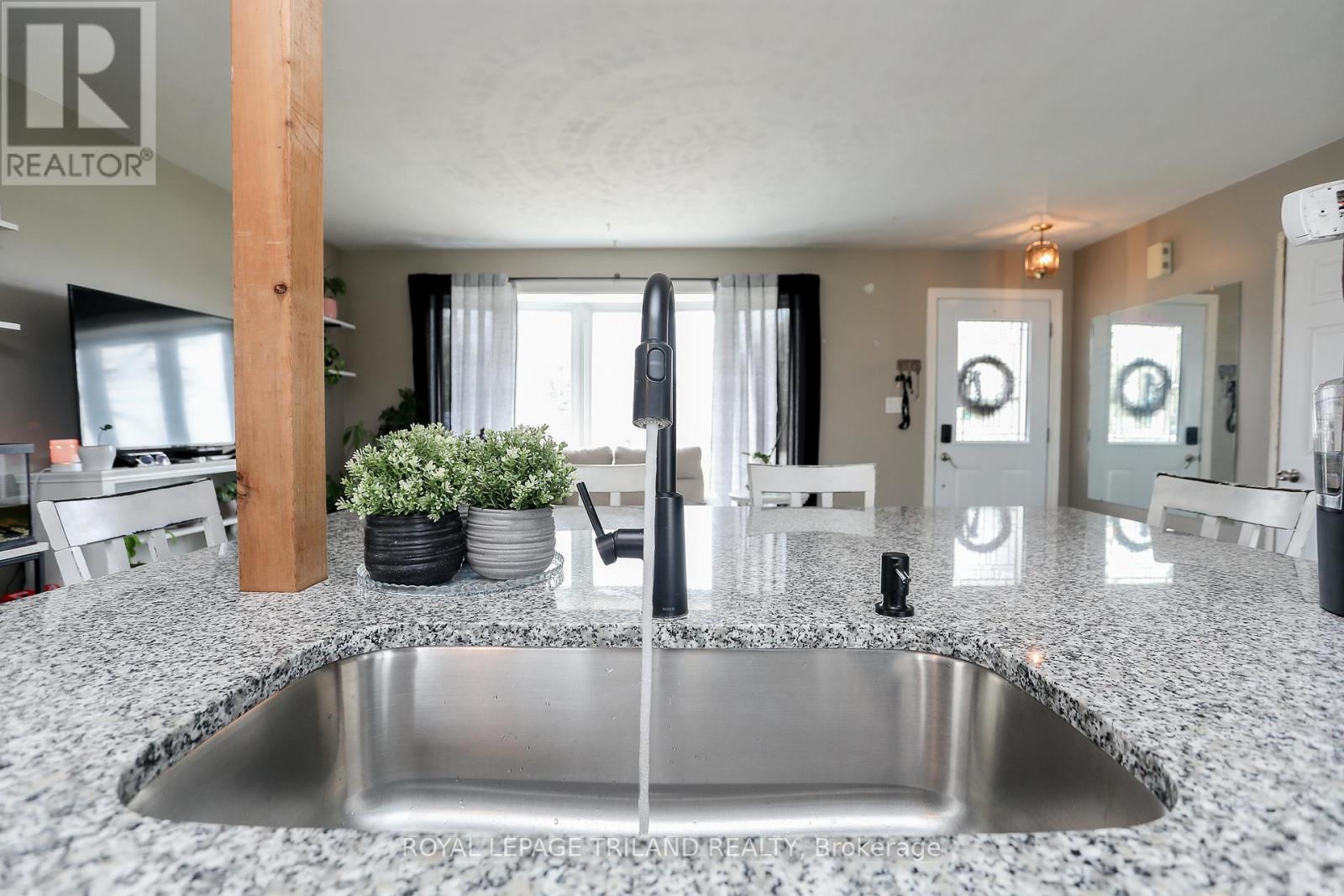 139 Coulter Ave Avenue, Central Elgin, ON - Indoor Photo Showing Kitchen With Upgraded Kitchen