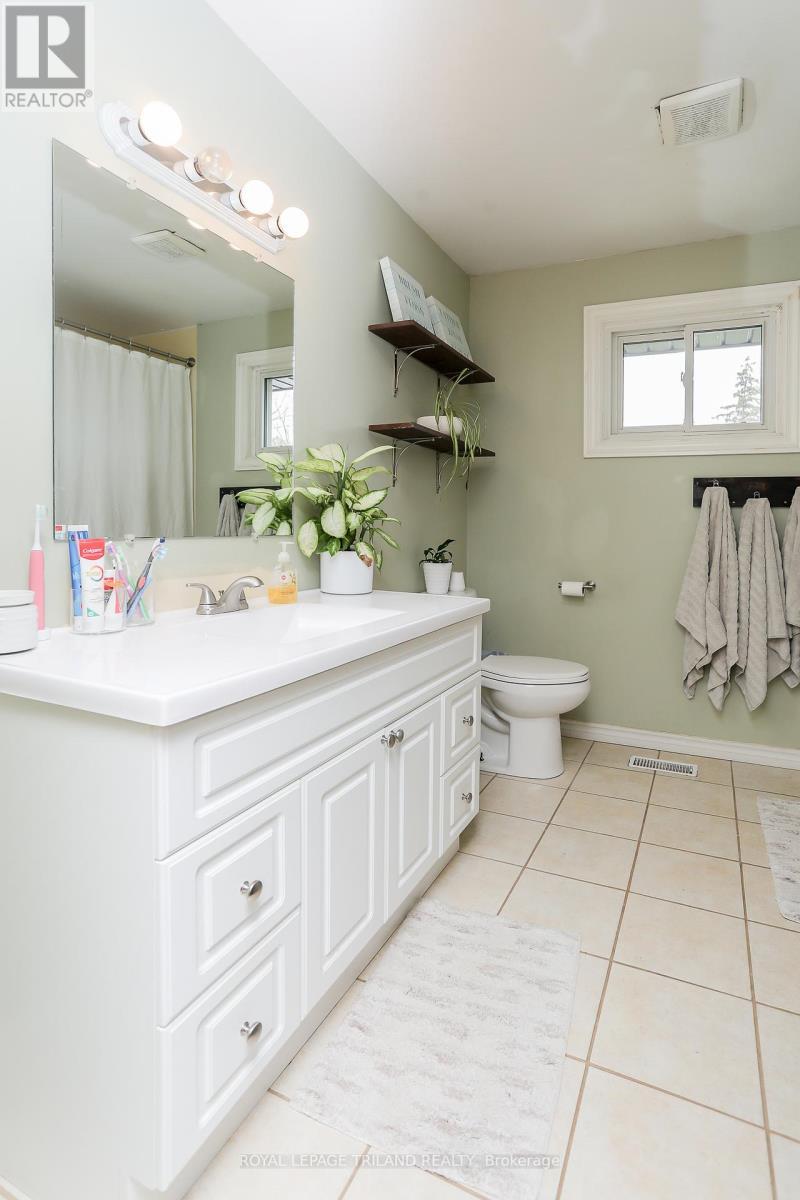 139 Coulter Ave Avenue, Central Elgin, ON - Indoor Photo Showing Bathroom