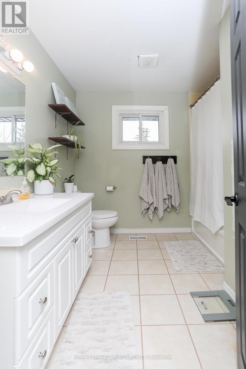139 Coulter Ave Avenue, Central Elgin, ON - Indoor Photo Showing Bathroom