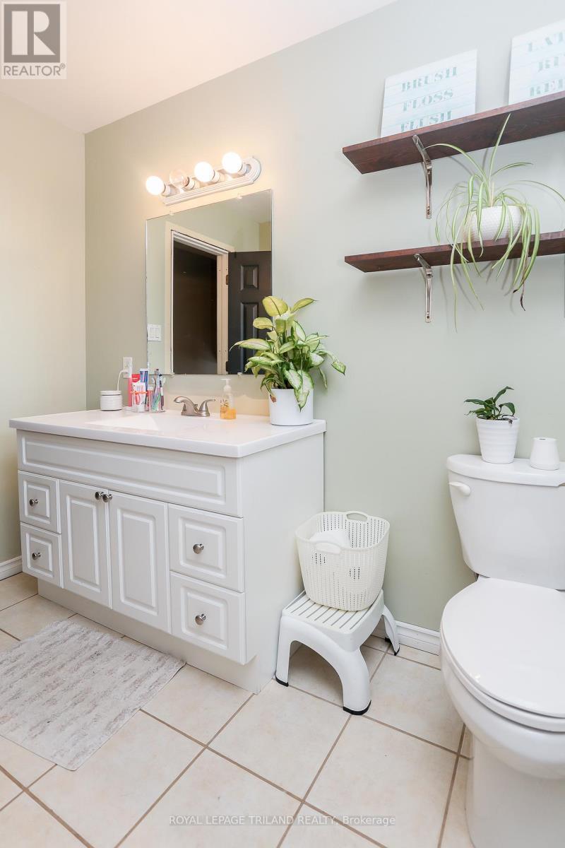 139 Coulter Ave Avenue, Central Elgin, ON - Indoor Photo Showing Bathroom