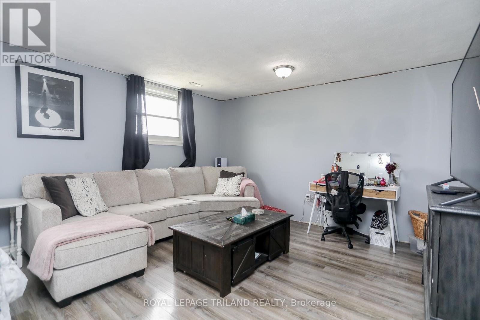 139 Coulter Ave Avenue, Central Elgin, ON - Indoor Photo Showing Living Room
