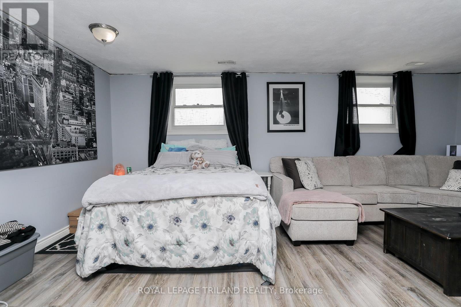 139 Coulter Ave Avenue, Central Elgin, ON - Indoor Photo Showing Living Room