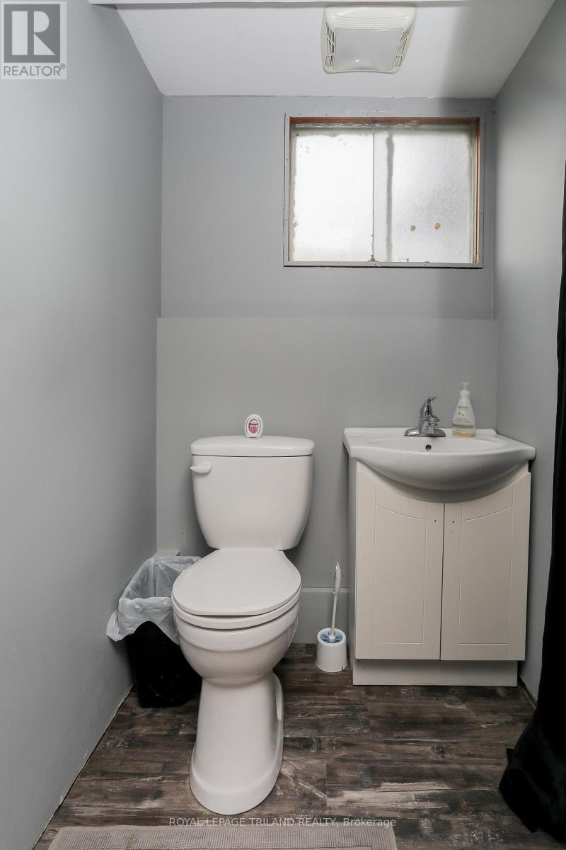 139 Coulter Ave Avenue, Central Elgin, ON - Indoor Photo Showing Bathroom