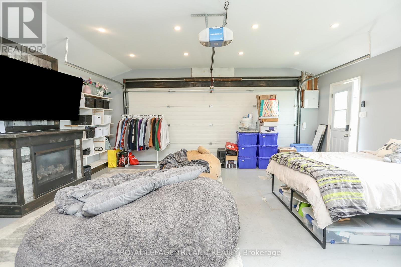 139 Coulter Ave Avenue, Central Elgin, ON - Indoor Photo Showing Garage