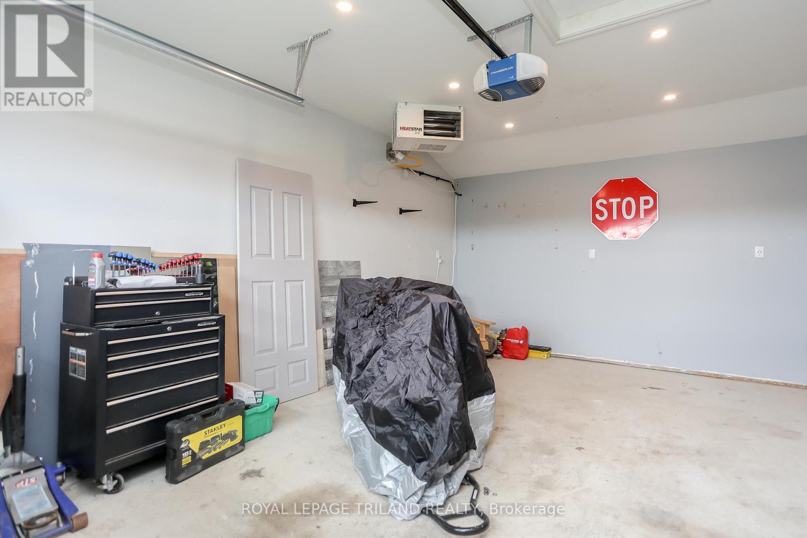139 Coulter Ave Avenue, Central Elgin, ON - Indoor Photo Showing Garage