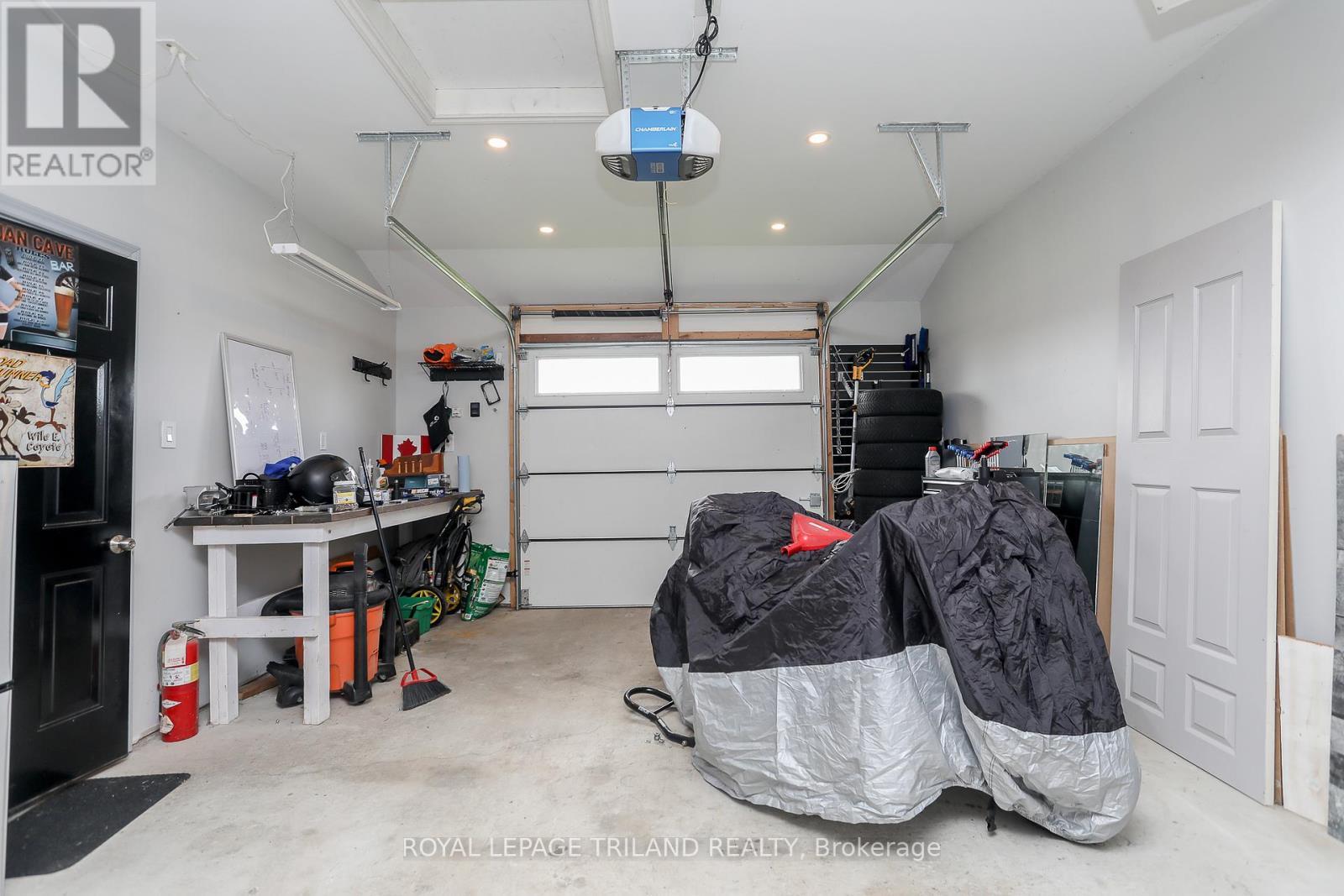 139 Coulter Ave Avenue, Central Elgin, ON - Indoor Photo Showing Garage