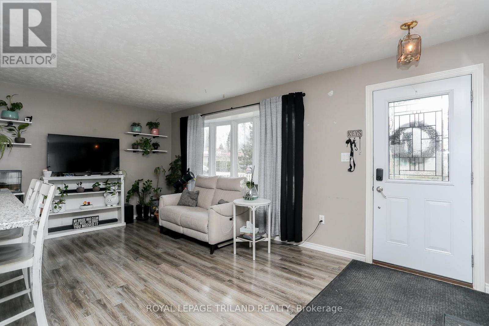 139 Coulter Ave Avenue, Central Elgin, ON - Indoor Photo Showing Living Room