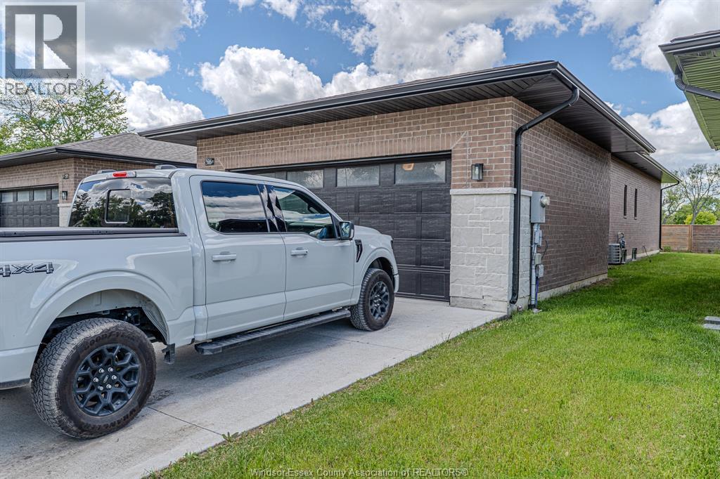 526 Lily Mac, Windsor, ON - Photo Showing Garage