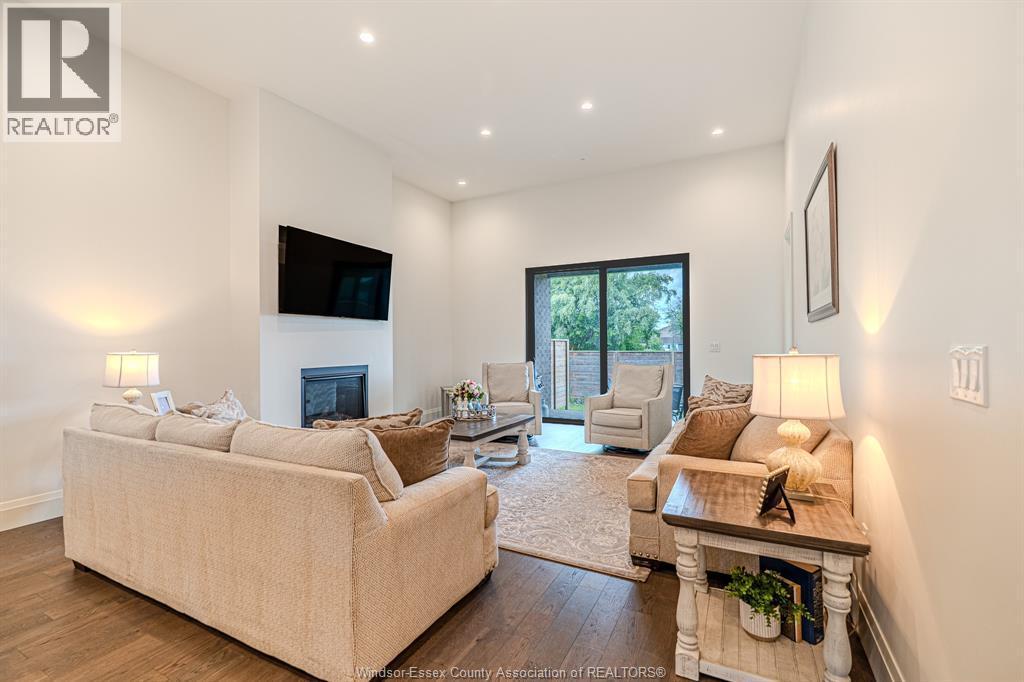 526 Lily Mac, Windsor, ON - Indoor Photo Showing Living Room With Fireplace