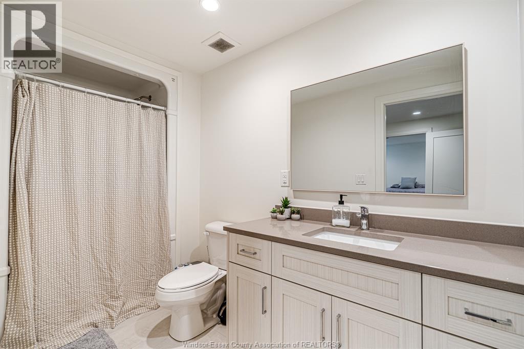 526 Lily Mac, Windsor, ON - Indoor Photo Showing Bathroom