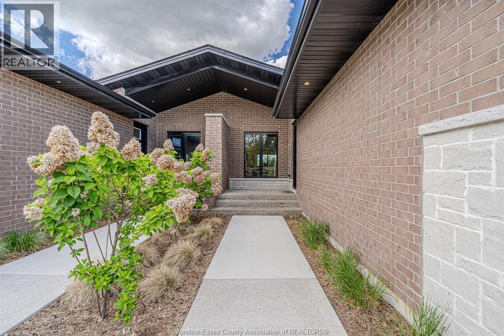 526 Lily Mac, Windsor, ON - Outdoor With Exterior