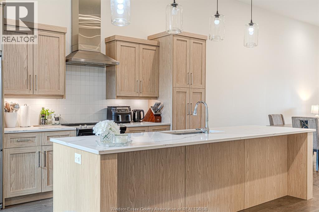 526 Lily Mac, Windsor, ON - Indoor Photo Showing Kitchen