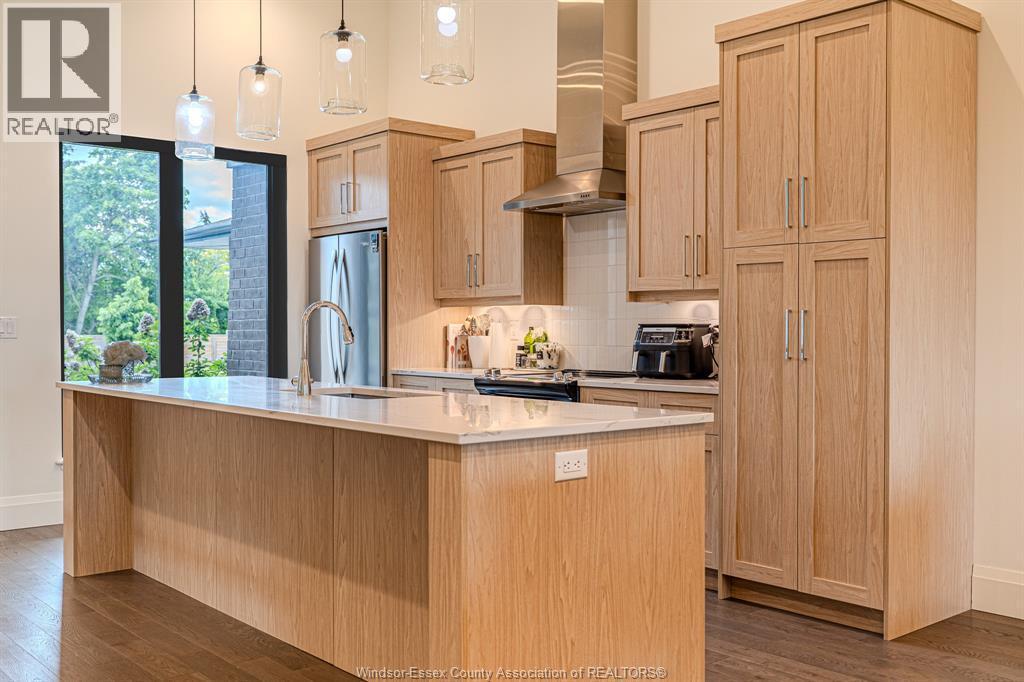 526 Lily Mac, Windsor, ON - Indoor Photo Showing Kitchen With Upgraded Kitchen