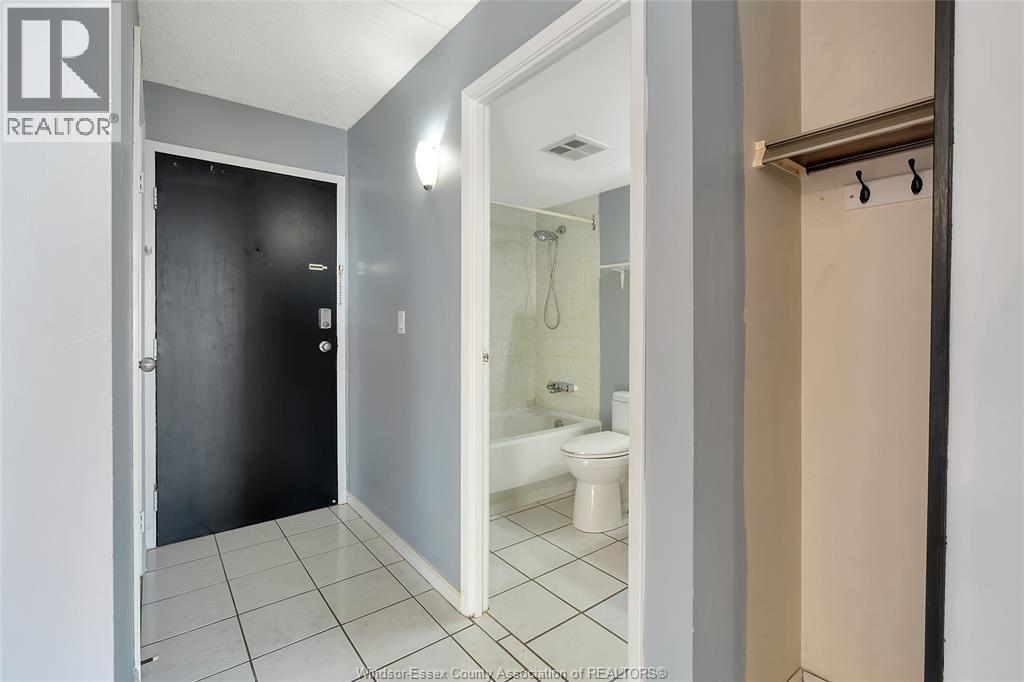 150 Park West Unit# 1414, Windsor, ON - Indoor Photo Showing Bathroom