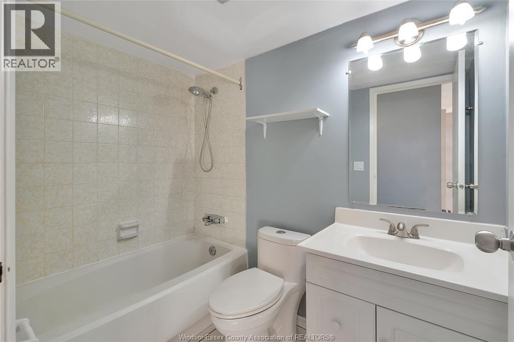 150 Park West Unit# 1414, Windsor, ON - Indoor Photo Showing Bathroom