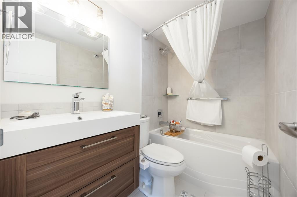 10 Derby Lane Unit# 1202, Sarnia, ON - Indoor Photo Showing Bathroom