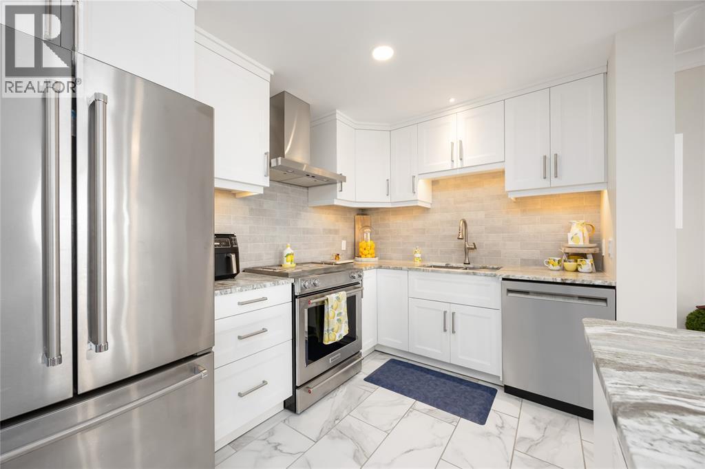 10 Derby Lane Unit# 1202, Sarnia, ON - Indoor Photo Showing Kitchen With Upgraded Kitchen