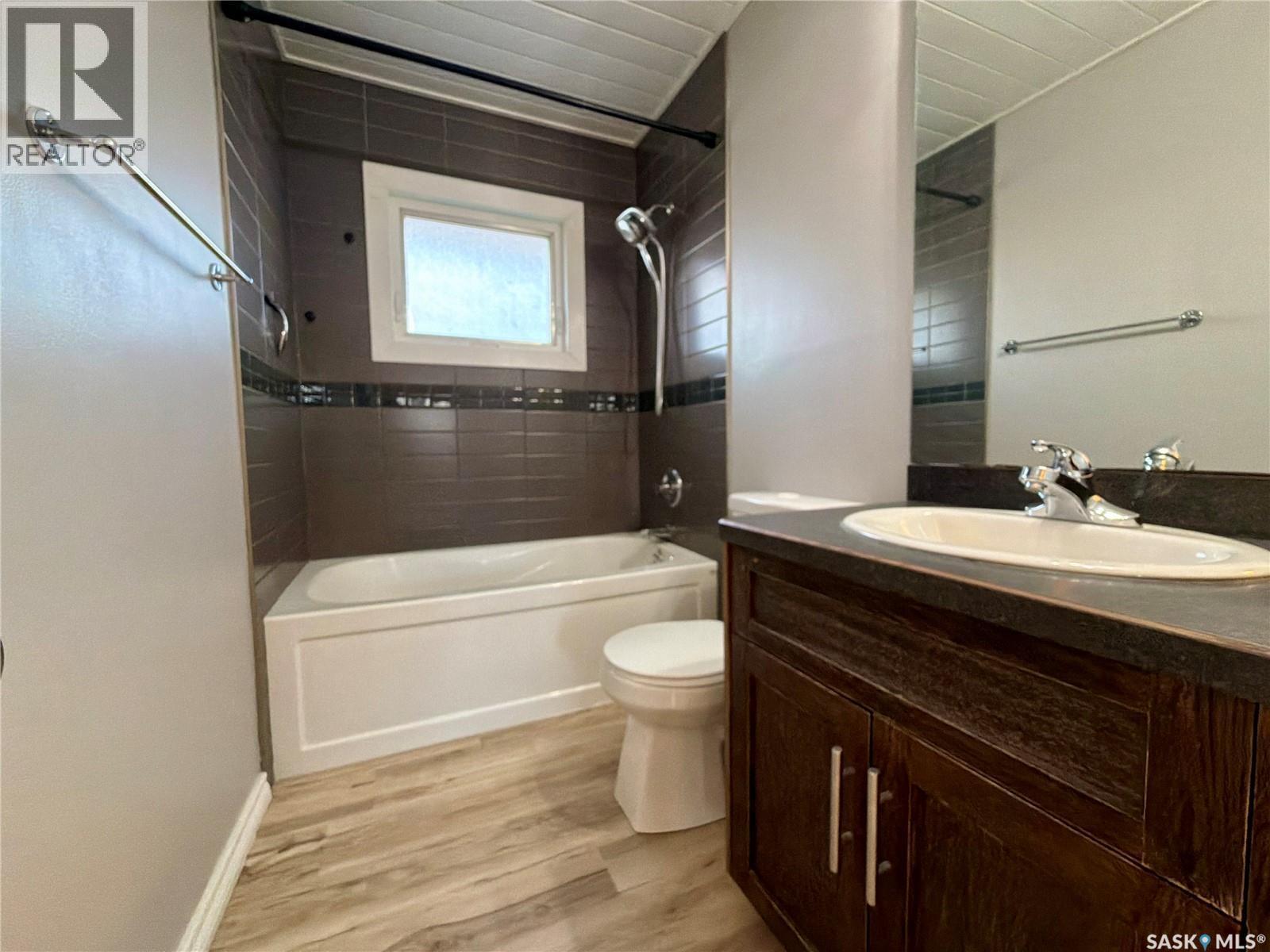 212 Garnet Street, Regina, SK - Indoor Photo Showing Bathroom
