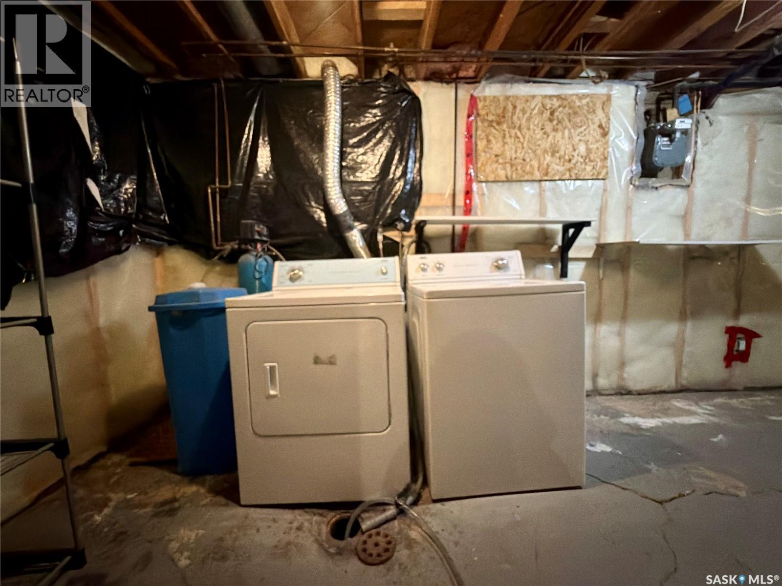 212 Garnet Street, Regina, SK - Indoor Photo Showing Laundry Room