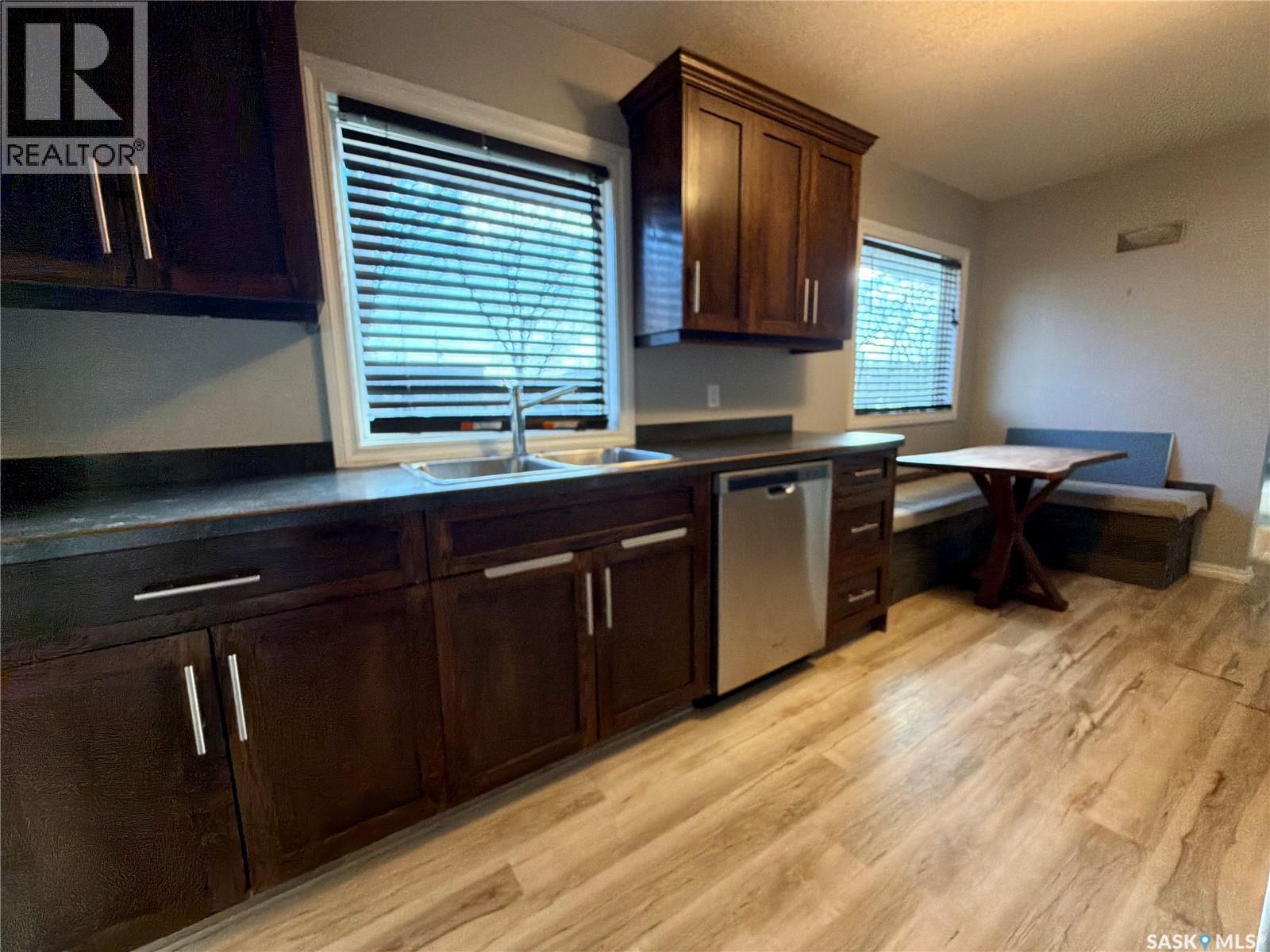 212 Garnet Street, Regina, SK - Indoor Photo Showing Kitchen With Double Sink