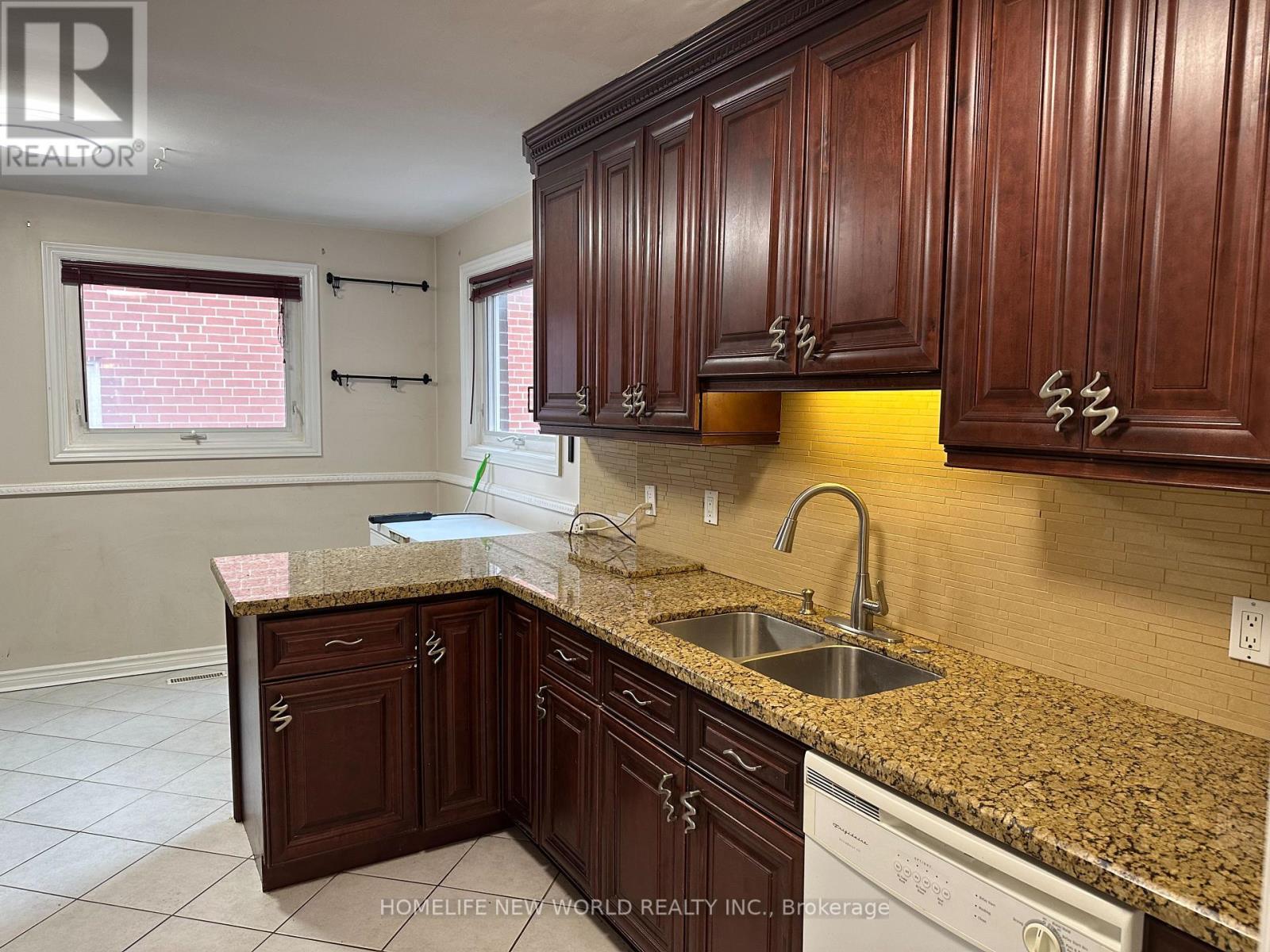 Main - 33 Pheasant Valley Court, Markham, ON - Indoor Photo Showing Kitchen With Double Sink