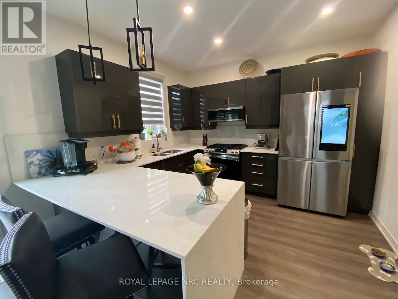 3355 Willguard Court, Niagara Falls (Chippawa), ON - Indoor Photo Showing Kitchen With Double Sink With Upgraded Kitchen