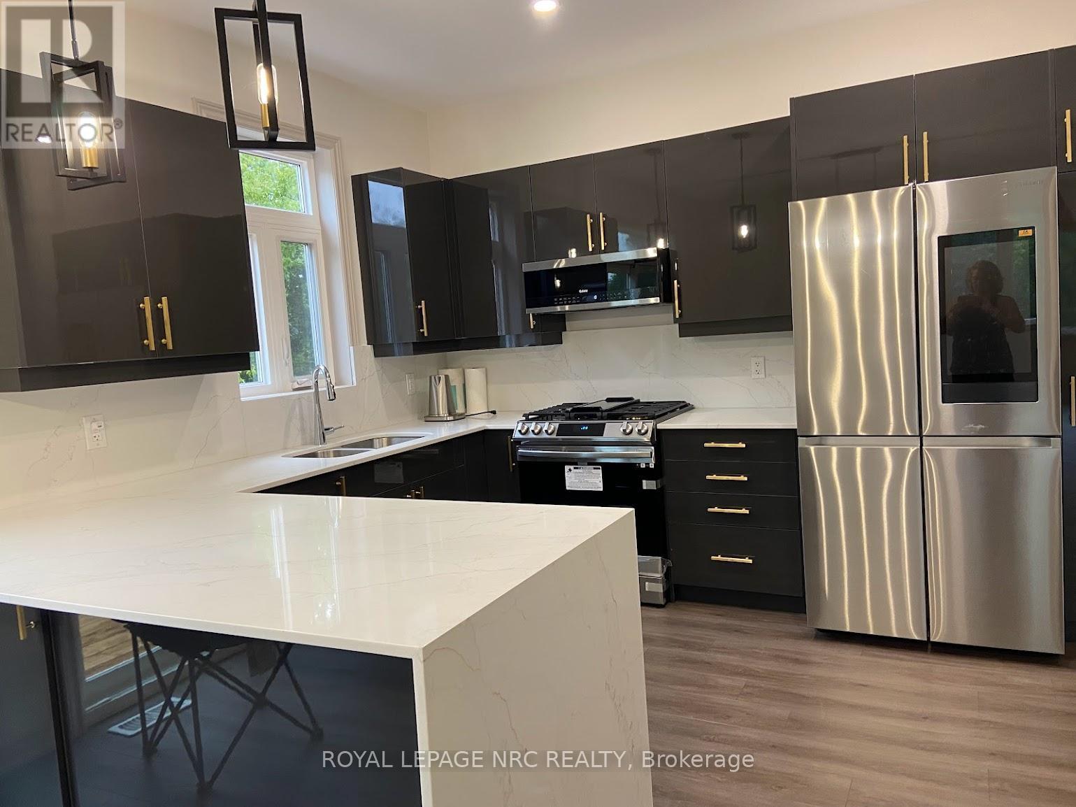 3355 Willguard Court, Niagara Falls (Chippawa), ON - Indoor Photo Showing Kitchen With Double Sink With Upgraded Kitchen
